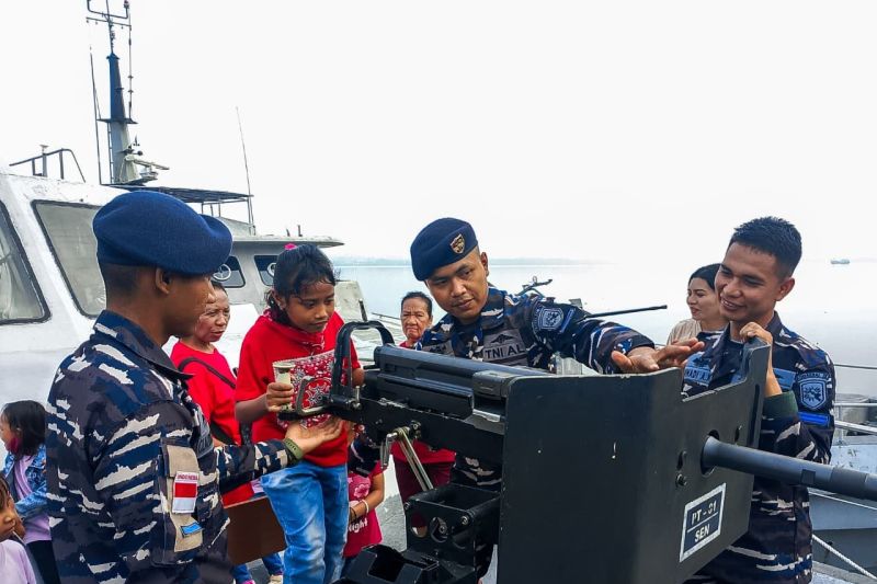 Personel Kodaeral IX Ambon mengedukasi anak SD Pertiwi tentang pertahanan kemaritiman. Sumber foto: Antara Personel Kodaeral IX Ambon mengedukasi anak SD Pertiwi tentang pertahanan kemaritiman. Sumber foto: Antara