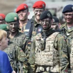 Ilustrasi - Kanselir Jerman Angela Merkel berbincang dengan sejumlah tentara saat kunjungannya meninjau pasukan pelopor baru NATO "VJTF 2019" di Munster, Jerman, Senin (20/5/2019). Sumber foto: Antara