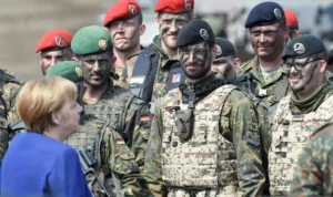 Ilustrasi - Kanselir Jerman Angela Merkel berbincang dengan sejumlah tentara saat kunjungannya meninjau pasukan pelopor baru NATO "VJTF 2019" di Munster, Jerman, Senin (20/5/2019). Sumber foto: Antara