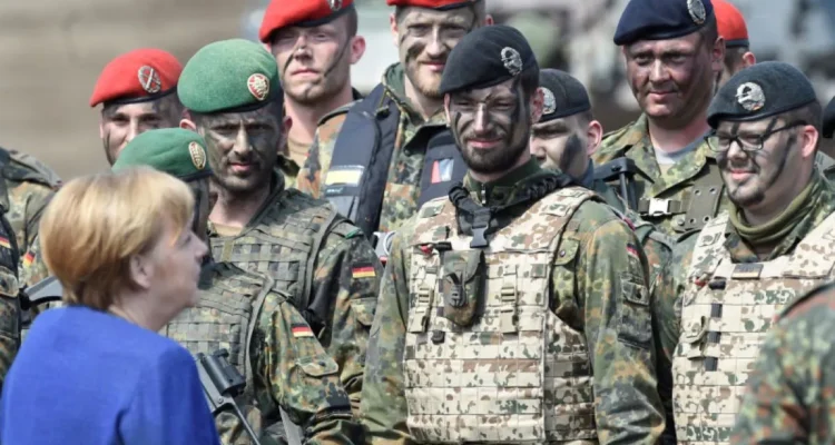 Ilustrasi - Kanselir Jerman Angela Merkel berbincang dengan sejumlah tentara saat kunjungannya meninjau pasukan pelopor baru NATO "VJTF 2019" di Munster, Jerman, Senin (20/5/2019). Sumber foto: Antara