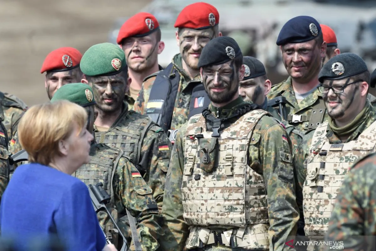 Ilustrasi - Kanselir Jerman Angela Merkel berbincang dengan sejumlah tentara saat kunjungannya meninjau pasukan pelopor baru NATO "VJTF 2019" di Munster, Jerman, Senin (20/5/2019). Sumber foto: Antara Ilustrasi - Kanselir Jerman Angela Merkel berbincang dengan sejumlah tentara saat kunjungannya meninjau pasukan pelopor baru NATO "VJTF 2019" di Munster, Jerman, Senin (20/5/2019). Sumber foto: Antara