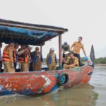 Wakil Gubernur Jawa Tengah Taj Yasin Maimoen saat meninjau langsung pembangunan hybrid seawall atau tanggul pantai di Desa Surodadi Kecamatan Sayung Kabupaten Demak, Selasa (27/10/2026). Sumber foto: Antara