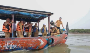 Wakil Gubernur Jawa Tengah Taj Yasin Maimoen saat meninjau langsung pembangunan hybrid seawall atau tanggul pantai di Desa Surodadi Kecamatan Sayung Kabupaten Demak, Selasa (27/10/2026). Sumber foto: Antara Wakil Gubernur Jawa Tengah Taj Yasin Maimoen saat meninjau langsung pembangunan hybrid seawall atau tanggul pantai di Desa Surodadi Kecamatan Sayung Kabupaten Demak, Selasa (27/10/2026). Sumber foto: Antara