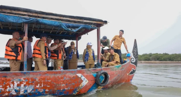 Wakil Gubernur Jawa Tengah Taj Yasin Maimoen saat meninjau langsung pembangunan hybrid seawall atau tanggul pantai di Desa Surodadi Kecamatan Sayung Kabupaten Demak, Selasa (27/10/2026). Sumber foto: Antara