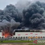 Arsip foto - Asap membubung saat petugas pemadam kebakaran berupaya memadamkan api di pusat logistik Wildberries menyusul serangan pesawat nirawak (drone) Ukraina di wilayah Ryazan, Rusia, pada 29 Juli 2026. Sumber foto: Antara