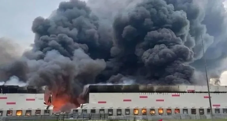 Arsip foto - Asap membubung saat petugas pemadam kebakaran berupaya memadamkan api di pusat logistik Wildberries menyusul serangan pesawat nirawak (drone) Ukraina di wilayah Ryazan, Rusia, pada 29 Juli 2026. Sumber foto: Antara