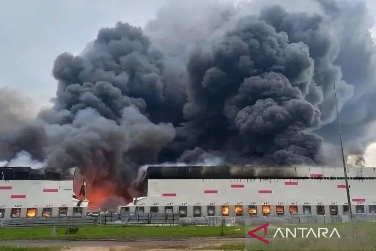 Arsip foto - Asap membubung saat petugas pemadam kebakaran berupaya memadamkan api di pusat logistik Wildberries menyusul serangan pesawat nirawak (drone) Ukraina di wilayah Ryazan, Rusia, pada 29 Juli 2026. Sumber foto: Antara Arsip foto - Asap membubung saat petugas pemadam kebakaran berupaya memadamkan api di pusat logistik Wildberries menyusul serangan pesawat nirawak (drone) Ukraina di wilayah Ryazan, Rusia, pada 29 Juli 2026. Sumber foto: Antara