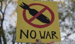 Photo file: Para demonstran anti-perang menggelar protes di dekat Gedung Putih menentang serangan Amerika Serikat dan Israel terhadap Iran, di Washington DC, Amerika Serikat pada 7 April 2026. Sumber foto: Antara Photo file: Para demonstran anti-perang menggelar protes di dekat Gedung Putih menentang serangan Amerika Serikat dan Israel terhadap Iran, di Washington DC, Amerika Serikat pada 7 April 2026. Sumber foto: Antara