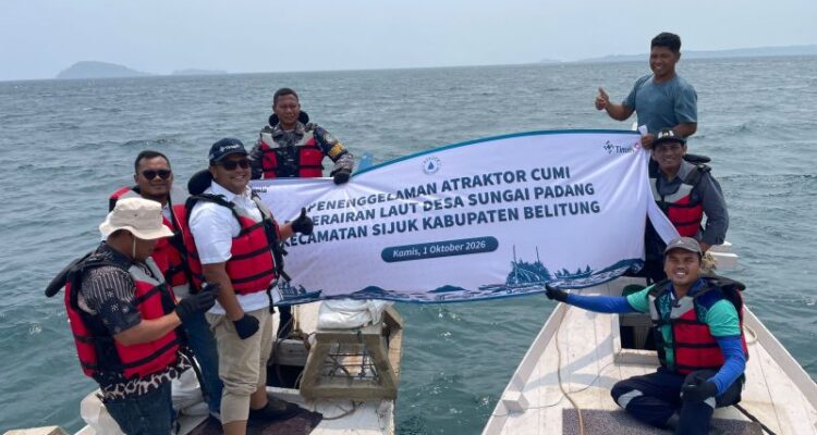 PT Timah menenggelamkan sebanyak 30 unit alat atraktor cumi di wilayah perairan Sungai Padang, Sijuk dengan harapan meningkatkan populasi cumi dan tangkapan nelayan cumi, di Tanjungpandan, Sabtu (3/10/2026). Sumber foto: Antara