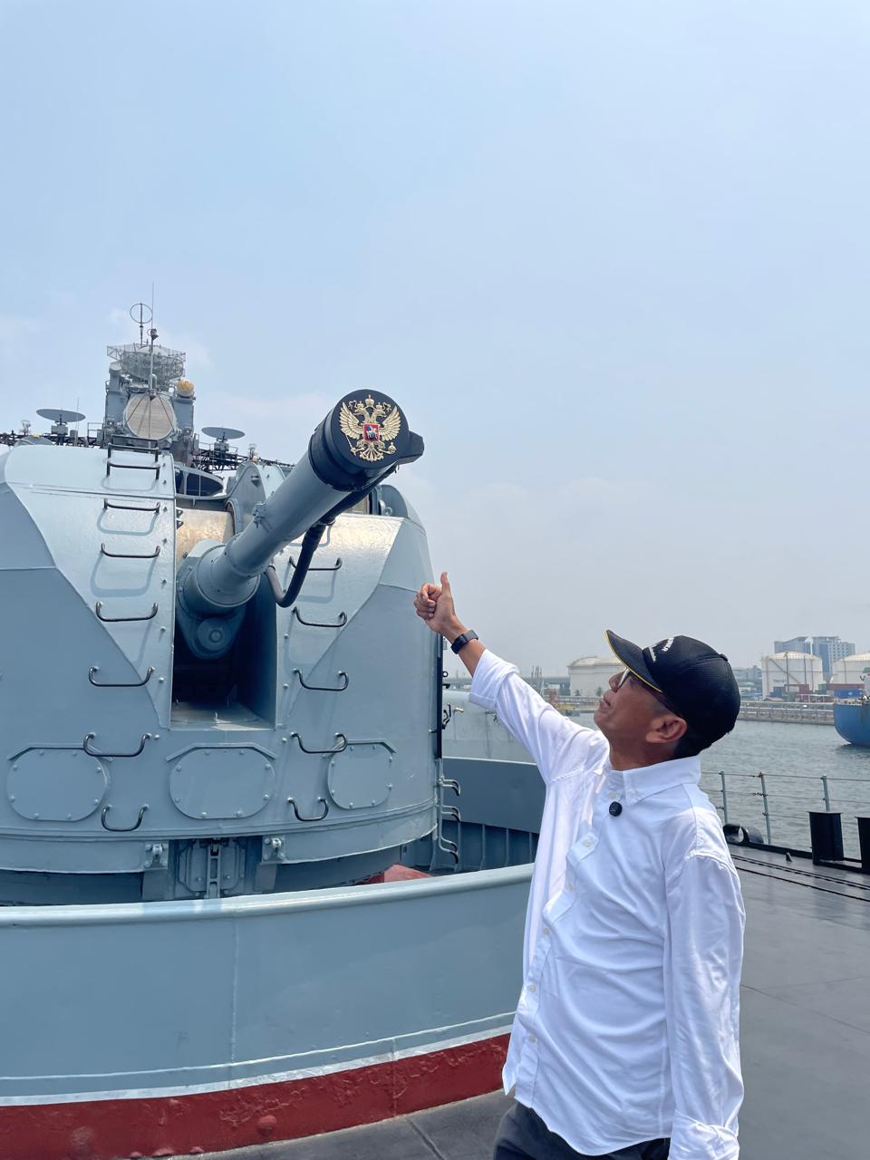 Meriam utama 100 mm di haluan fregat RFS Marshal Shaposhnikov-543. Foto: indomaritim.com/Hes