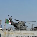 ITS Giovanni delle Bande Nere-P434 dengan helikopter NH90 NFH di buritan. Sumber foto: indomaritim.com/Hes