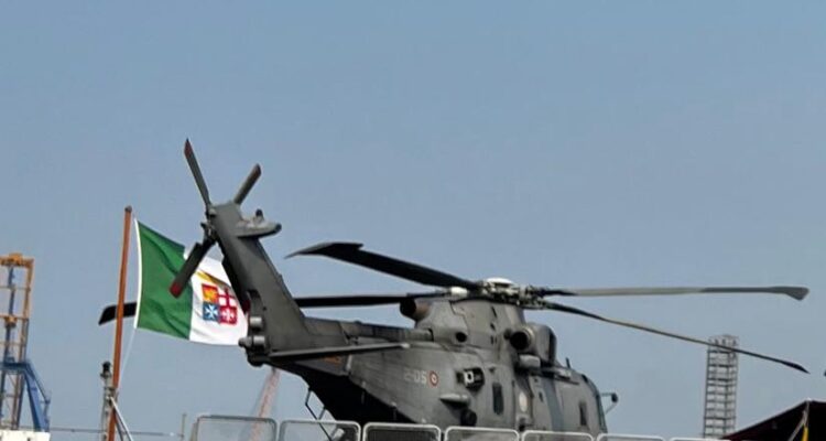 ITS Giovanni delle Bande Nere-P434 dengan helikopter NH90 NFH di buritan. Sumber foto: indomaritim.com/Hes