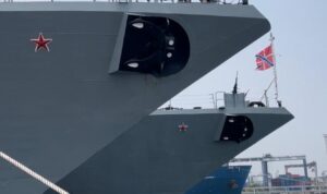 Fregat Angkatan Laut Rusia, RFS Marshal Shaposhnikov-543 dan Admiral Tributs-564 sandar di Pelabuhan IKT, Tanjung Priok, Jakarta, Jumat (2/10). Sumber foto: indomaritim.com/Hes