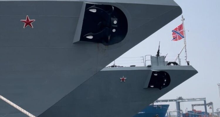 Fregat Angkatan Laut Rusia, RFS Marshal Shaposhnikov-543 dan Admiral Tributs-564 sandar di Pelabuhan IKT, Tanjung Priok, Jakarta, Jumat (2/10). Sumber foto: indomaritim.com/Hes