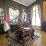 Duta Besar RI untuk Prancis, Mohamad Oemar (Kiri) dan Ketua Umum PINKAN, Penny Marsetio menandatangani berita acara penyerahan satu set kolintang untuk KBRI Paris, Kamis (1/10) di Paris. Sumber foto: indomaritim.com/Ist