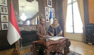 Duta Besar RI untuk Prancis, Mohamad Oemar (Kiri) dan Ketua Umum PINKAN, Penny Marsetio menandatangani berita acara penyerahan satu set kolintang untuk KBRI Paris, Kamis (1/10) di Paris. Sumber foto: indomaritim.com/Ist Duta Besar RI untuk Prancis, Mohamad Oemar (Kiri) dan Ketua Umum PINKAN, Penny Marsetio menandatangani berita acara penyerahan satu set kolintang untuk KBRI Paris, Kamis (1/10) di Paris. Sumber foto: indomaritim.com/Ist