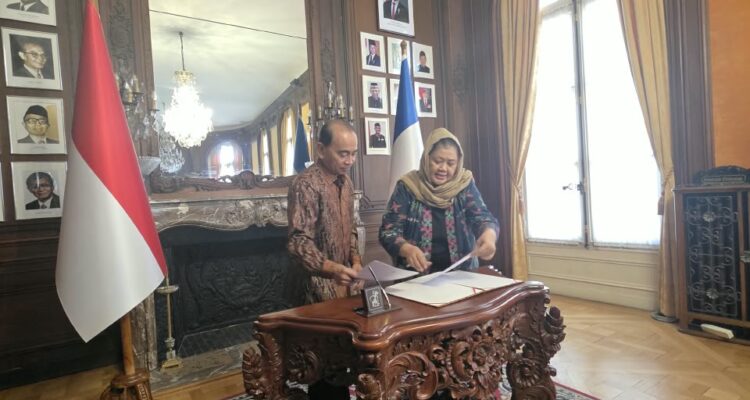 Duta Besar RI untuk Prancis, Mohamad Oemar (Kiri) dan Ketua Umum PINKAN, Penny Marsetio menandatangani berita acara penyerahan satu set kolintang untuk KBRI Paris, Kamis (1/10) di Paris. Sumber foto: indomaritim.com/Ist