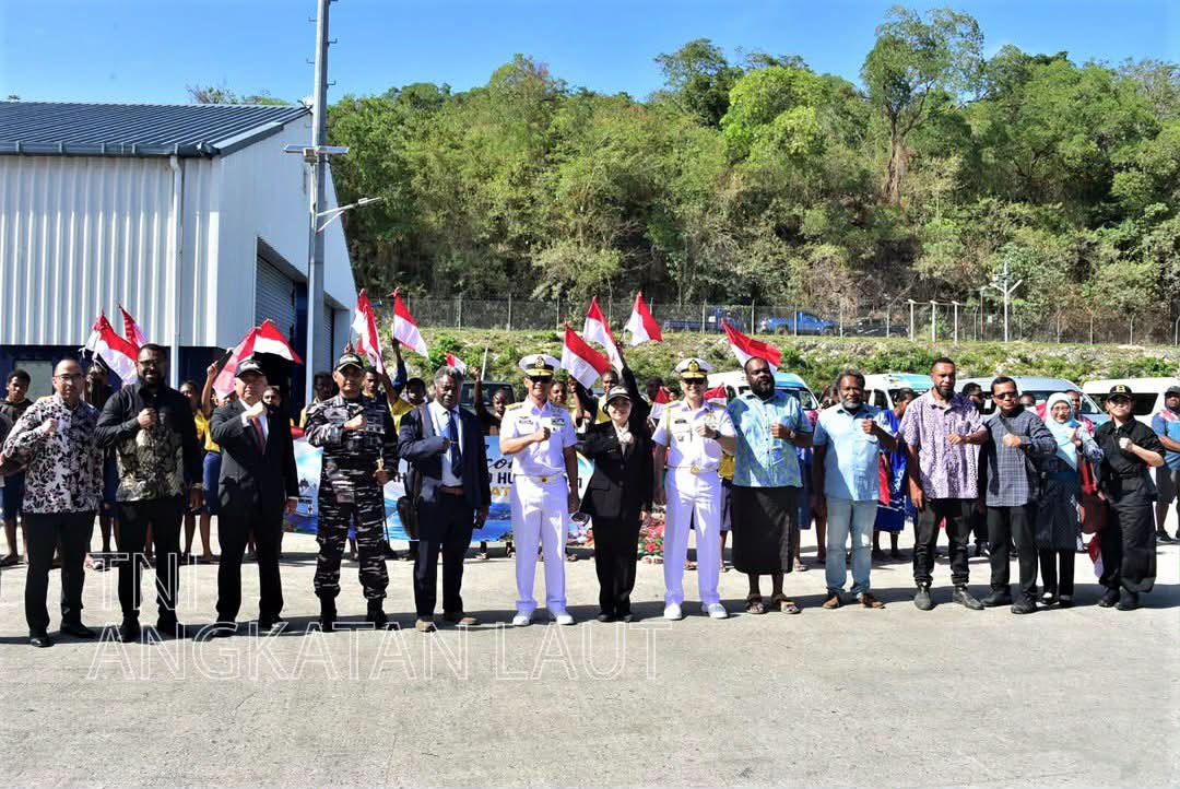 Kedatangan Satgas di Vanuatu disambut Athan RI untuk Australia dan Vanuatu Laksma TNI Novera Budi. Sumber foto: Dispenal
