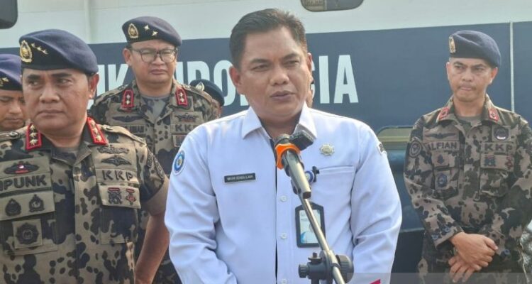 Direktur Kapal Perikanan Dan Alat Penangkapan Ikan Direktorat Jenderal Perikanan Tangkap KKP Mochhamad Idnillah menjawab pertanyaan dari awak media di Jakarta, Minggu (4/10/2026). Sumber foto: Antara