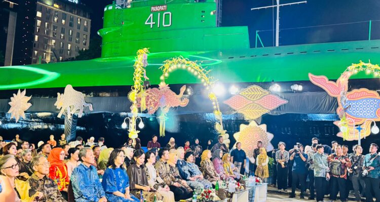 Hari Batik Nasional 2026 di Monumen Kapal Selam, Surabaya. Sumber foto: indomaritim.com/Wgn