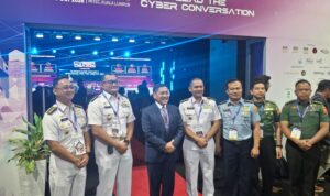 Mantan KASAL Laksamana TNI (Purn) Prof. Dr. Marsetio bersama para perwira TNI saat menghadiri acara CyberDSA di Kuala Lumpur, Malaysia, Selasa, 6 Oktober 2026. Sumber foto: indomaritim.com/PW Mantan KASAL Laksamana TNI (Purn) Prof. Dr. Marsetio bersama para perwira TNI saat menghadiri acara CyberDSA di Kuala Lumpur, Malaysia, Selasa, 6 Oktober 2026. Sumber foto: indomaritim.com/PW