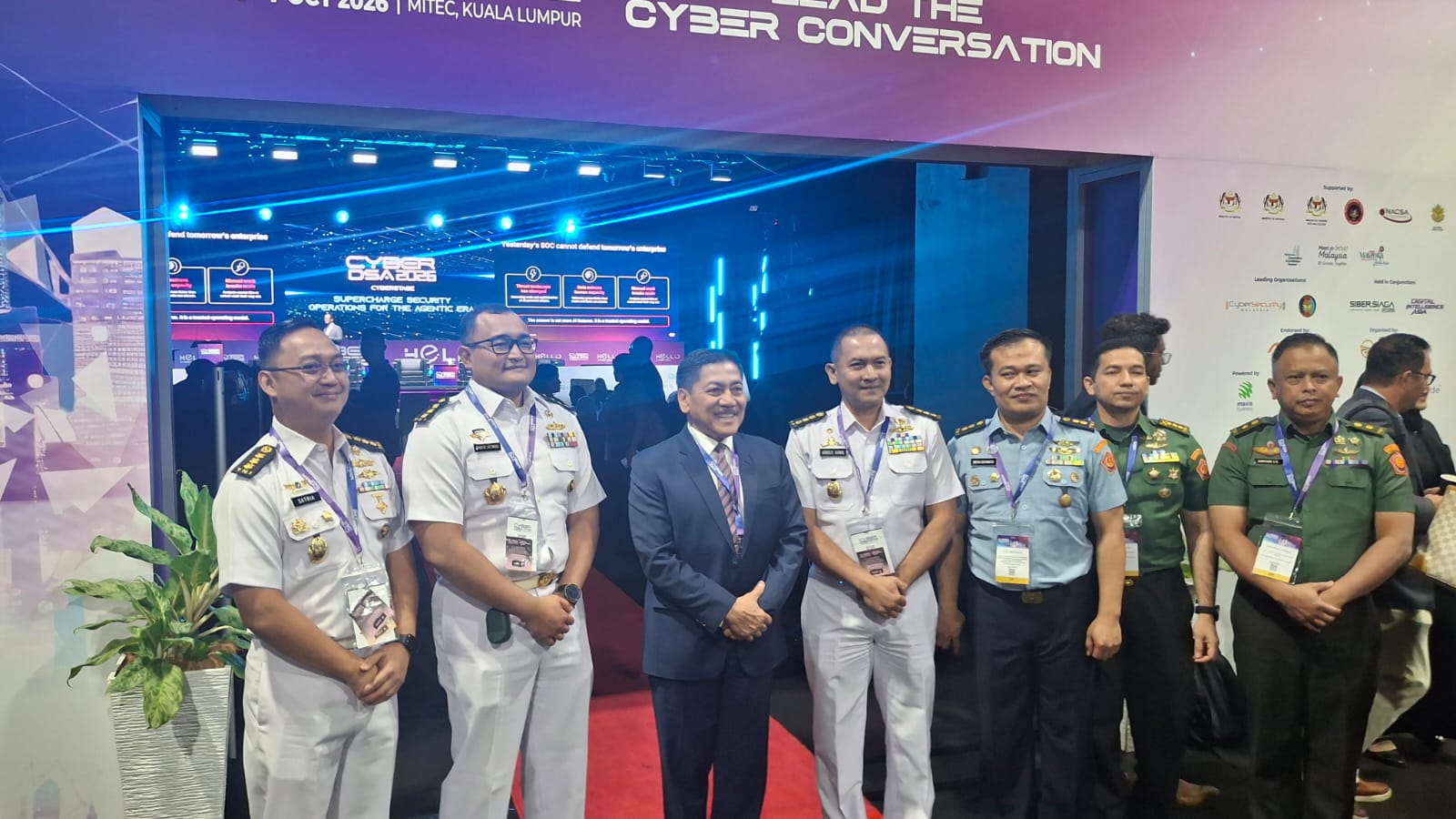 Mantan KASAL Laksamana TNI (Purn) Prof. Dr. Marsetio bersama para perwira TNI saat menghadiri acara CyberDSA di Kuala Lumpur, Malaysia, Selasa, 6 Oktober 2026. Sumber foto: indomaritim.com/PW