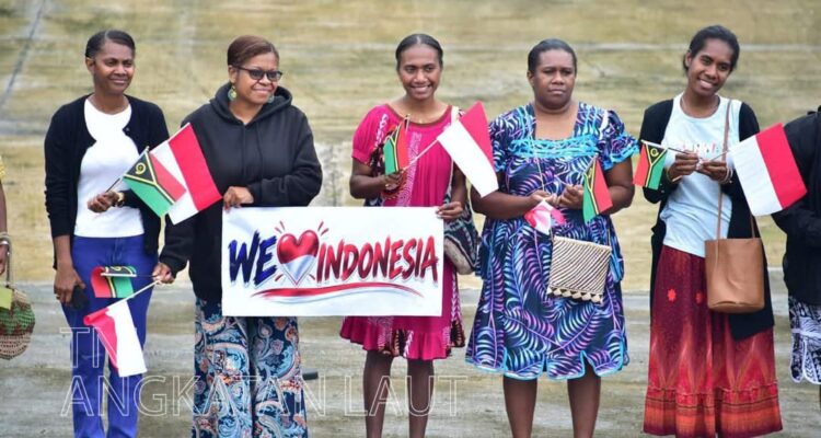 Warga Vanuatu melepas keberangkatan KRI dr. Wahidin Sudirohusodo-991 dari Port Vila menuju Fiji, Selasa (6/10). Sumber foto: Dispenal