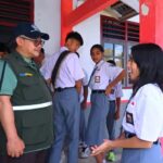 Menteri Pendidikan Dasar dan Menengah (Mendikdasmen) Abdul Mu'ti bersama pelajar SMK di Pulau Miangas, Sulawesi Utara. Sumber foto: Kemdikdasmen