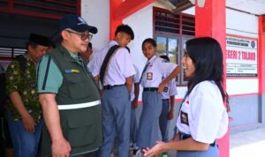 Menteri Pendidikan Dasar dan Menengah (Mendikdasmen) Abdul Mu'ti bersama pelajar SMK di Pulau Miangas, Sulawesi Utara. Sumber foto: Kemdikdasmen Menteri Pendidikan Dasar dan Menengah (Mendikdasmen) Abdul Mu'ti bersama pelajar SMK di Pulau Miangas, Sulawesi Utara. Sumber foto: Kemdikdasmen