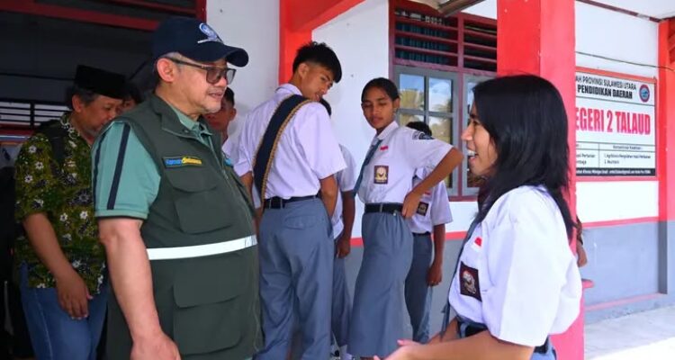 Menteri Pendidikan Dasar dan Menengah (Mendikdasmen) Abdul Mu'ti bersama pelajar SMK di Pulau Miangas, Sulawesi Utara. Sumber foto: Kemdikdasmen