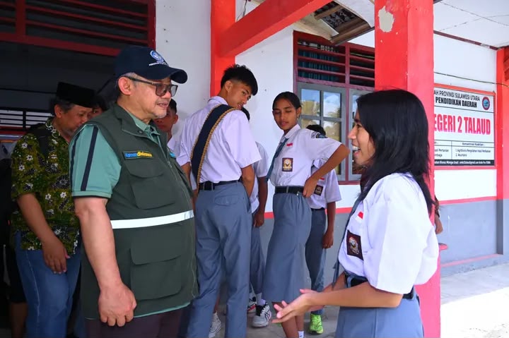 Menteri Pendidikan Dasar dan Menengah (Mendikdasmen) Abdul Mu'ti bersama pelajar SMK di Pulau Miangas, Sulawesi Utara. Sumber foto: Kemdikdasmen Menteri Pendidikan Dasar dan Menengah (Mendikdasmen) Abdul Mu'ti bersama pelajar SMK di Pulau Miangas, Sulawesi Utara. Sumber foto: Kemdikdasmen