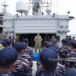 Kepala Staf Komando Gabungan Wilayah Pertahanan II (Kaskogabwilhan II), Laksamana Muda TNI Isswarto di hadapan Anak Buah Kapal KRI Abdul Halimperdanakusuma-355. Sumber foto: Disepen Kodaeral II