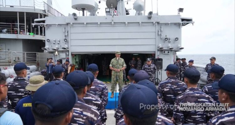 Kepala Staf Komando Gabungan Wilayah Pertahanan II (Kaskogabwilhan II), Laksamana Muda TNI Isswarto di hadapan Anak Buah Kapal KRI Abdul Halimperdanakusuma-355. Sumber foto: Disepen Kodaeral II