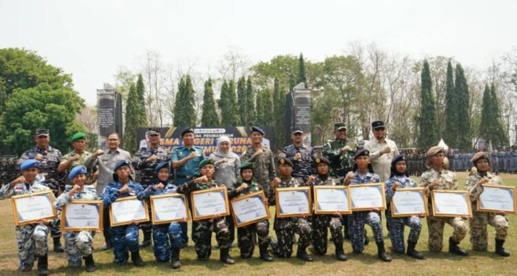 Siswa SMA Negeri Taruna Jawa Timur melaksanakan pembaretan dipimpin oleh Gubernur Jatim Khofifah Indar Parawansa di Pusdik Brimob, Watukosek, Kabupaten Pasuruan. Kamis (8/10/2026). Sumber foto: Kodaeral V