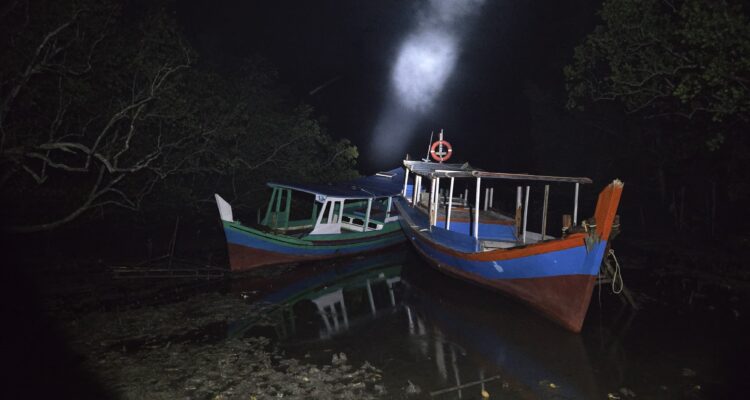 Dua kapal pelangsir pasir timah ilegal yang diamankan. Sumber foto: Lanal Belitung