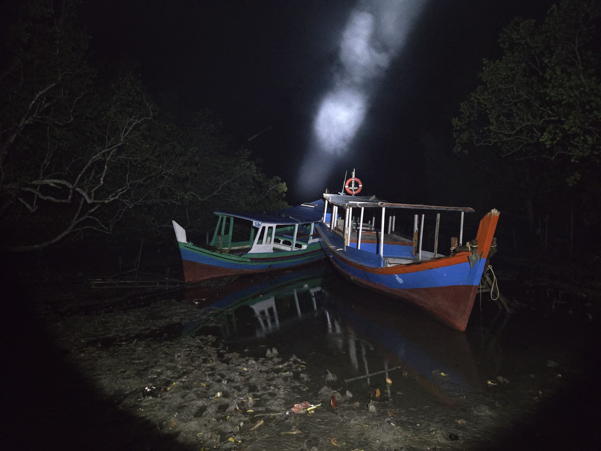 Dua kapal pelangsir pasir timah ilegal yang diamankan. Sumber foto: Lanal Belitung Dua kapal pelangsir pasir timah ilegal yang diamankan. Sumber foto: Lanal Belitung