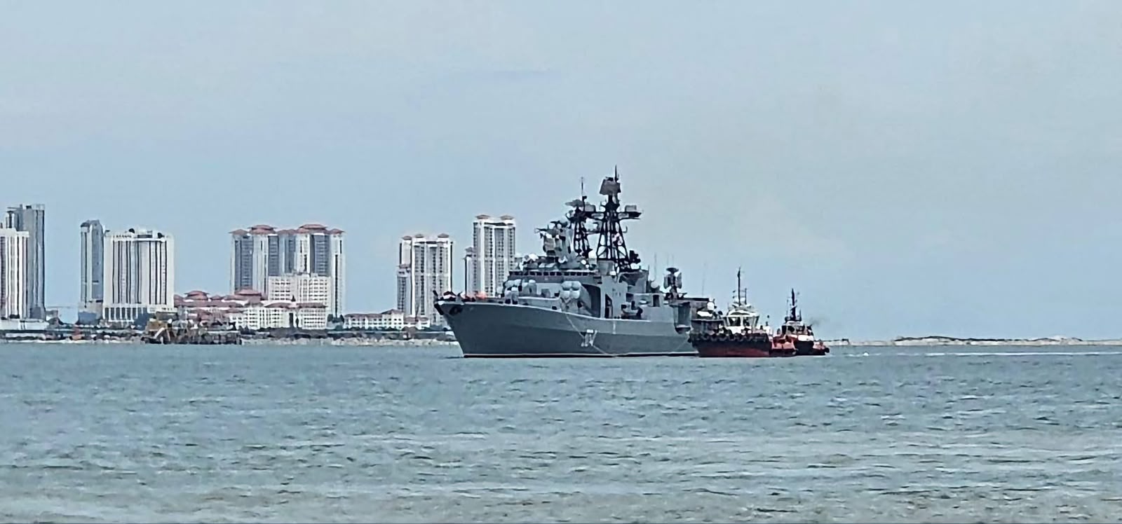 Tiga Kapal perang Rusia tiba di Penang, Malaysia setelah berkunjung ke Tanjung Priok. Sumber foto: Angkatan Laut Malaysia Tiga Kapal perang Rusia tiba di Penang, Malaysia setelah berkunjung ke Tanjung Priok. Sumber foto: Angkatan Laut Malaysia