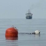 Kapal pemburu ranjau Rumania, M Cpt. Constantin Dumitrescu M271 dalam latihan menjinakkan ranjau laut (warna merah). Sumber foto: Angkatan Laut Rumania