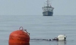 Kapal pemburu ranjau Rumania, M Cpt. Constantin Dumitrescu M271 dalam latihan menjinakkan ranjau laut (warna merah). Sumber foto: Angkatan Laut Rumania