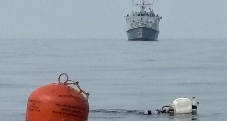 Kapal pemburu ranjau Rumania, M Cpt. Constantin Dumitrescu M271 dalam latihan menjinakkan ranjau laut (warna merah). Sumber foto: Angkatan Laut Rumania