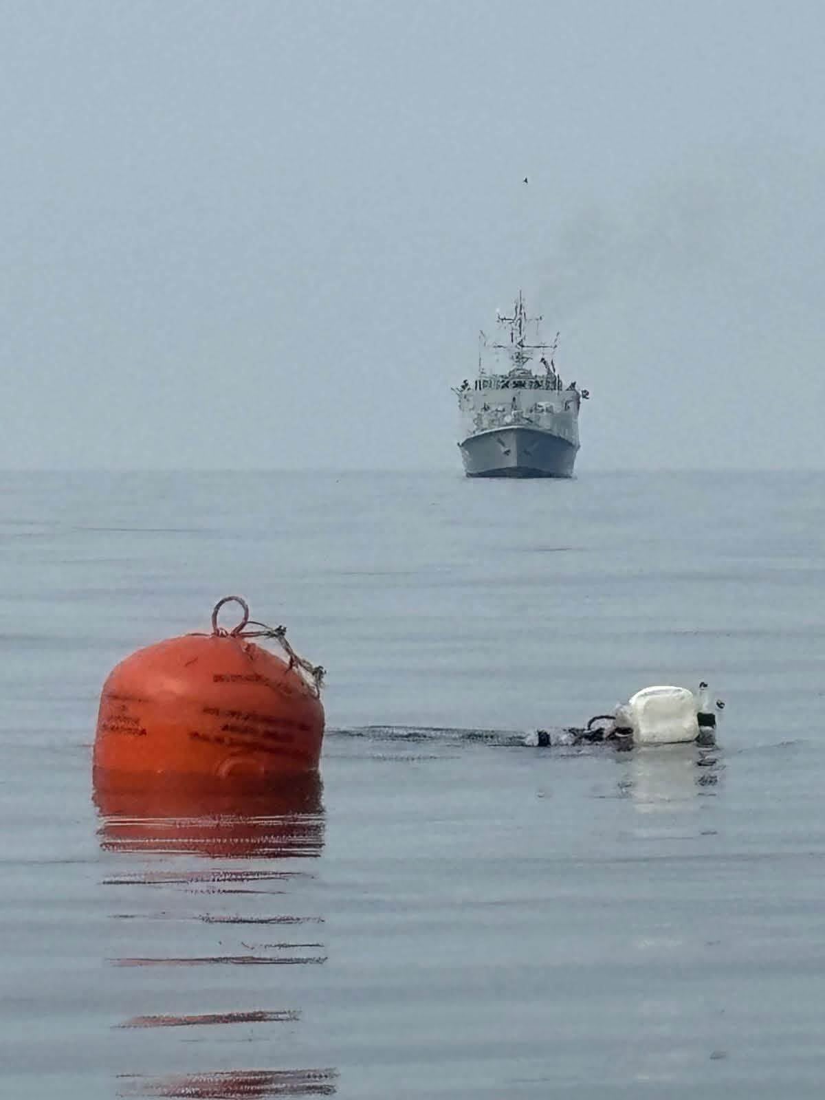 Kapal pemburu ranjau Rumania, M Cpt. Constantin Dumitrescu M271 dalam latihan menjinakkan ranjau laut (warna merah). Sumber foto: Angkatan Laut Rumania Kapal pemburu ranjau Rumania, M Cpt. Constantin Dumitrescu M271 dalam latihan menjinakkan ranjau laut (warna merah). Sumber foto: Angkatan Laut Rumania