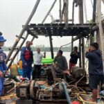 Personel Satuan Polisi Perairan dan Udara (Satpolairud) Polres Bangka menghentikan aktivitas penambangan bijih timah tanpa izin di daerah aliran sungai (DAS) Jade, Kecamatan Merawang, Kabupaten Bangka, Kepulauan Bangka Belitung, Jumat (16/10/2026). Sumber foto: Antara