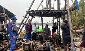 Personel Satuan Polisi Perairan dan Udara (Satpolairud) Polres Bangka menghentikan aktivitas penambangan bijih timah tanpa izin di daerah aliran sungai (DAS) Jade, Kecamatan Merawang, Kabupaten Bangka, Kepulauan Bangka Belitung, Jumat (16/10/2026). Sumber foto: Antara Personel Satuan Polisi Perairan dan Udara (Satpolairud) Polres Bangka menghentikan aktivitas penambangan bijih timah tanpa izin di daerah aliran sungai (DAS) Jade, Kecamatan Merawang, Kabupaten Bangka, Kepulauan Bangka Belitung, Jumat (16/10/2026). Sumber foto: Antara