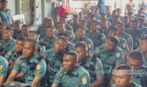 Penyuluhan hukum untuk anak buah kapal KRI Karel Satsuitubun-356. Sumber foto: Koarmada II Penyuluhan hukum untuk anak buah kapal KRI Karel Satsuitubun-356. Sumber foto: Koarmada II