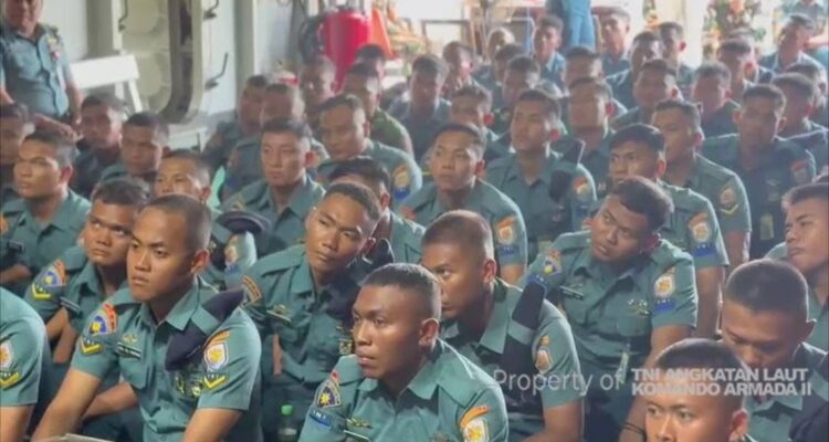 Penyuluhan hukum untuk anak buah kapal KRI Karel Satsuitubun-356. Sumber foto: Koarmada II