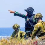 Indonesian and Australian marine officers participate in an amphibious attack simulation under the Keris Woomera 2026 joint exercise in Banongan Beach, Situbondo, East Java, on Thursday (October 15, 2026). Photo Source: Antara News Agency