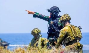 Indonesian and Australian marine officers participate in an amphibious attack simulation under the Keris Woomera 2026 joint exercise in Banongan Beach, Situbondo, East Java, on Thursday (October 15, 2026). Photo Source: Antara News Agency