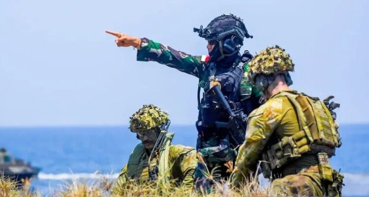 Indonesian and Australian marine officers participate in an amphibious attack simulation under the Keris Woomera 2026 joint exercise in Banongan Beach, Situbondo, East Java, on Thursday (October 15, 2026). Photo Source: Antara News Agency