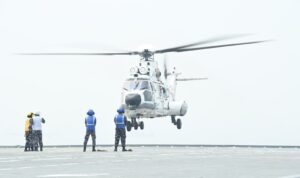 Penerbang helikopter TNI AD dan TNI AU berlatih mendarat di kapal induk KRI Sriwijaya-100. Sumber foto: Dispenal.