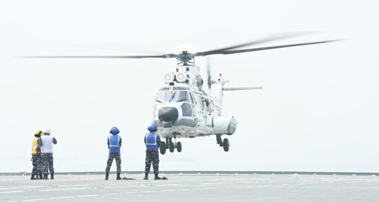 Penerbang helikopter TNI AD dan TNI AU berlatih mendarat di kapal induk KRI Sriwijaya-100. Sumber foto: Dispenal.
